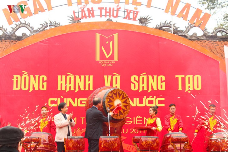 Tưng bừng các hoạt động kỷ niệm Ngày thơ Việt Nam lần thứ 15  - ảnh 1